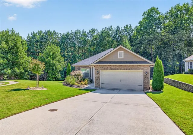 Photo 3 of Single family home for sale at 832 Hidden Holw Cir, Commerce, GA 30529 | MLS# 7820731 | Listing updated on 2026-09-01