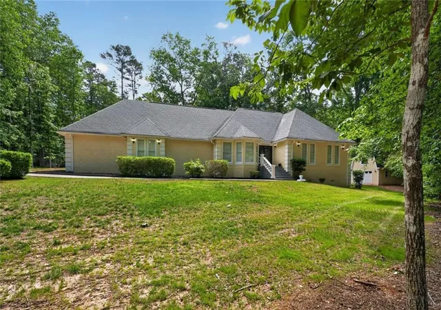 Homes for sale in Fayetteville, GA | 185 Courtland Dr, Fayetteville, GA 30215 | MLS# 7774539