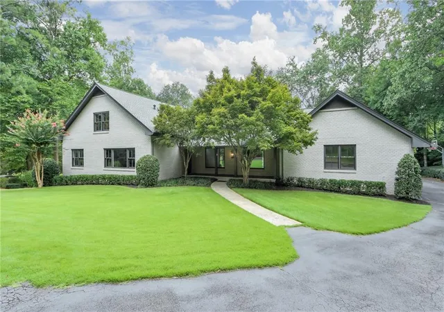 Photo 2 of Sale Pending at 350 Shadowlawn Rd Se, Marietta, GA 30067 | MLS# 7820176 | Listing updated on 2026-09-02