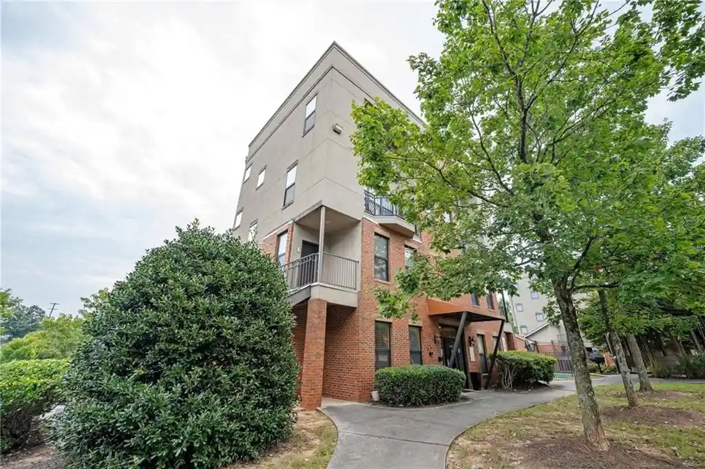 Listing Photo 1 - Condo for sale in 898 Oak St Sw located at 898 Oak St Sw, Atlanta, GA 30310 - Unit #2006