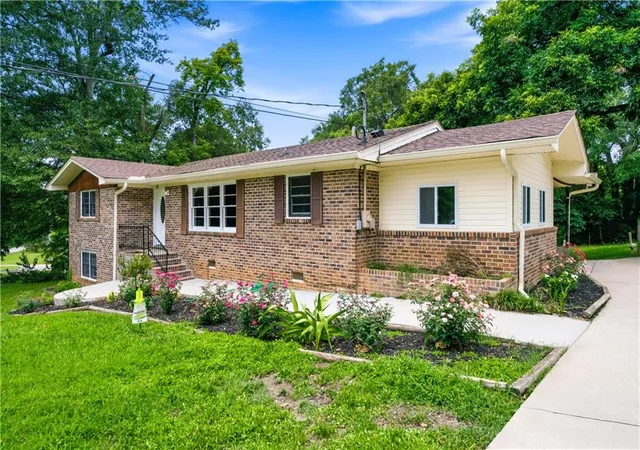 Photo 2 of Sale Pending at 410 Jordan St, Royston, GA 30662 | MLS# 7815801 | Listing updated on 2026-09-26