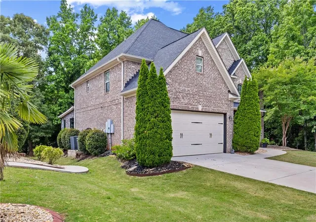 Photo 3 of Single family home for sale at 319 Langshire Dr, Mcdonough, GA 30253 | MLS# 7788658 | Listing updated on 2026-09-20