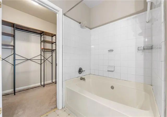 Listing Photo 2 - Condo for sale in building located at 2700 Pine Tree Rd Ne, Atlanta, GA 30324 - Unit #1308