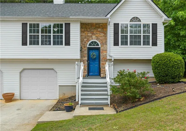 Photo 3 of Sale Pending at 1695 Cedar Hl, Douglasville, GA 30134 | MLS# 7775481 | Listing updated on 2026-08-18