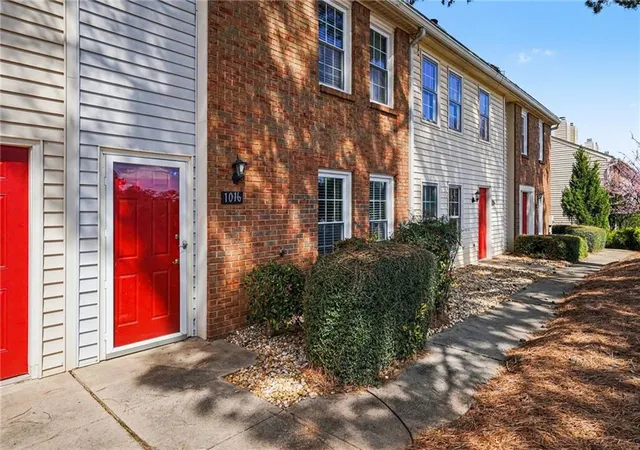 Homes for sale in Roswell, GA | 1016 Old Holcomb Bridge Rd Rd, Roswell, GA 30076 | MLS# 7737866