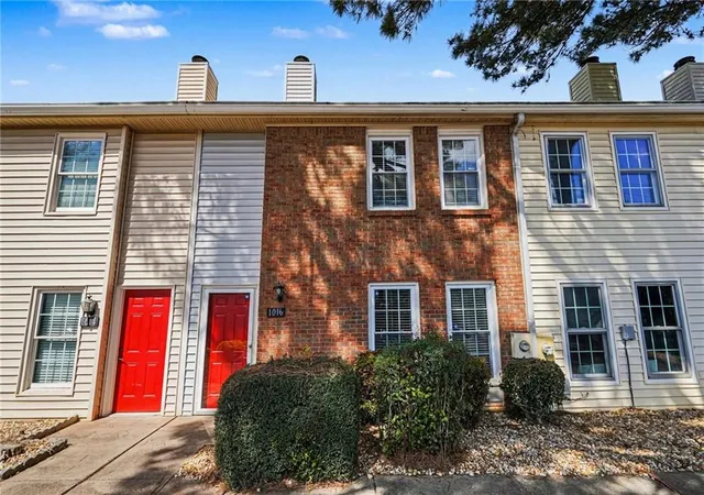 Homes for sale in Roswell, GA | 1016 Old Holcomb Bridge Rd Rd, Roswell, GA 30076 | MLS# 7737866