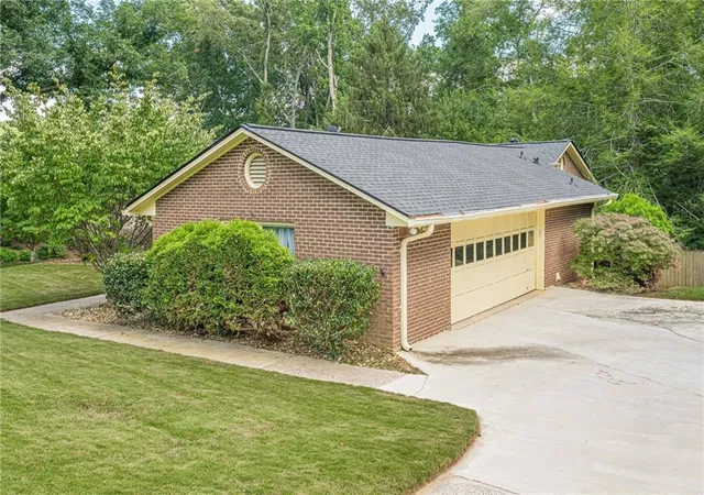 Photo 3 of Single family home for sale at 115 Farmstead Ln, Roswell, GA 30075 | MLS# 7803744 | Listing updated on 2026-09-14