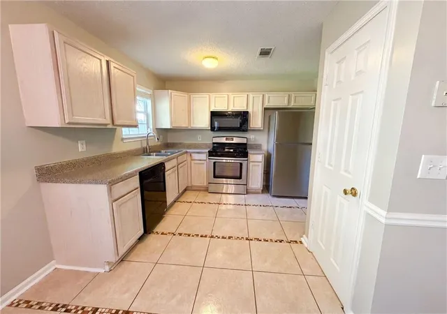 2nd image of 3045 Stonebridge Creek Dr, Lithonia, GA 30058 | MLS# 7791760