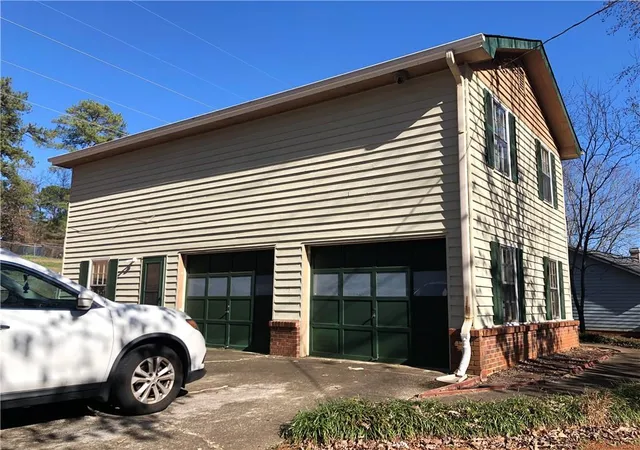Photo 3 of Single family home for sale at 570 Pine Ridge Trl, Conyers, GA 30094 | MLS# 7716286 | Listing updated on 2026-09-01