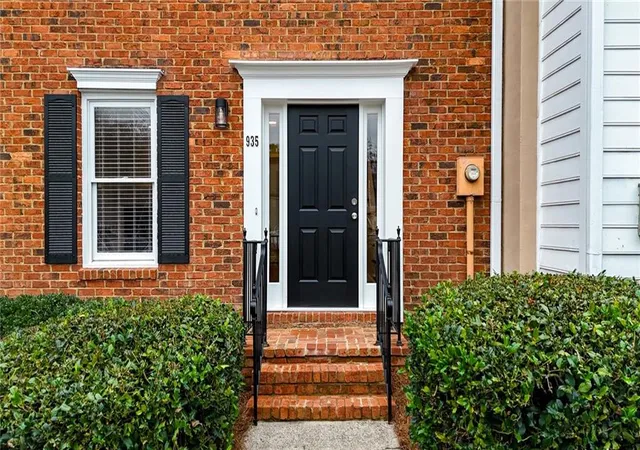 Photo 2 of Townhouse for sale at 935 Lenox Hl Ct Ne, Atlanta, GA 30324 | MLS# 7809370 | Listing updated on 2026-09-09