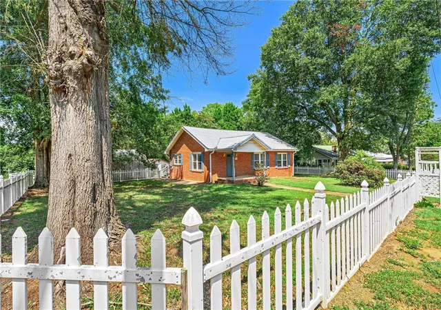 3rd image of 211 Harmony St, Commerce, GA 30529 | MLS# 7818056