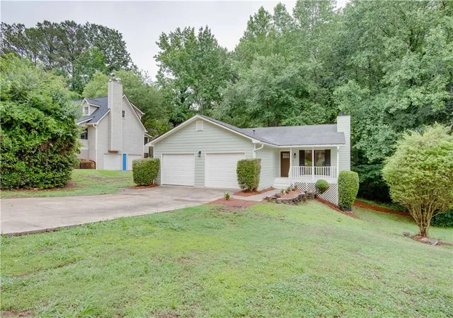 Photo 3 of Sale Pending at 3960 Rocmar Dr, Snellville, GA 30039 | MLS# 7793508 | Listing updated on 2026-08-27