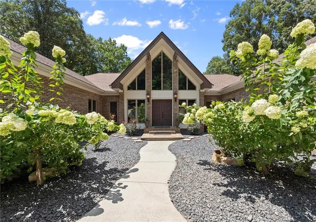 Photo 3 of Single family home for sale at 3686 Suwanee Crk Ct, Suwanee, GA 30024 | MLS# 7815019 | Listing updated on 2026-09-15