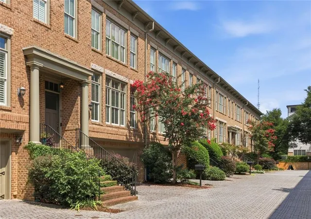 Photo 2 of Sale Pending at 810 Highland Green Way Ne, Atlanta, GA 30306 | MLS# 7810708 | Listing updated on 2026-09-01