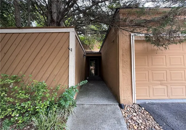 Photo 3 of Condo for sale at 829 Lake Hollow Blvd Sw, Marietta, GA 30064 | MLS# 7829256 | Listing updated on 2026-08-31