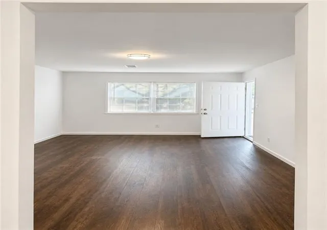 Listing Photo 2 - Condo for sale in building located at 1610 Line Cir, Decatur, GA 30032 - Unit #
