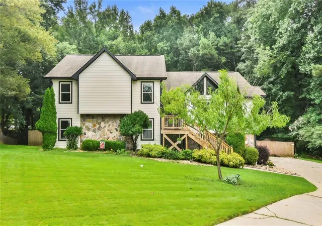 Photo 3 of Sale Pending at 3829 Lamplighter Cir, Duluth, GA 30096 | MLS# 7815509 | Listing updated on 2026-08-17