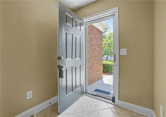 Photo 3 of Sale Pending at 137 Vintage Clb Cir, Marietta, GA 30066 | MLS# 7826048 | Listing updated on 2026-09-17