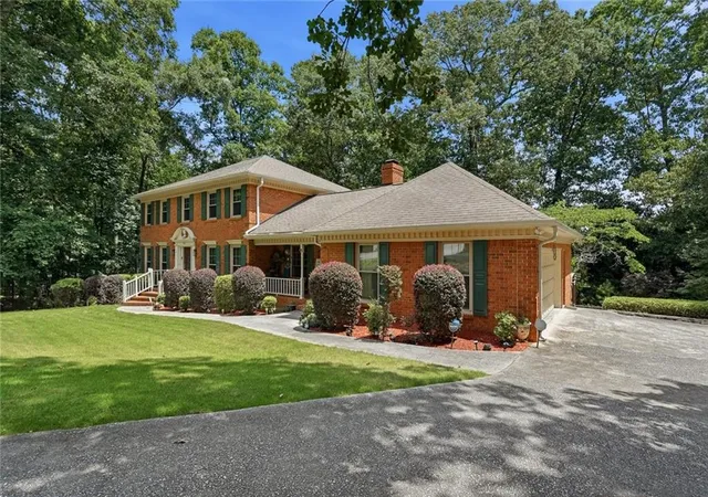 2nd image of 5027 Castlewood Dr Sw, Lilburn, GA 30047 | MLS# 7822253