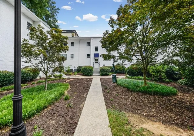 Listing Photo 2 - Condo for sale in building located at 2240 Cheshire Brg Rd Ne, Atlanta, GA 30324 - Unit #207