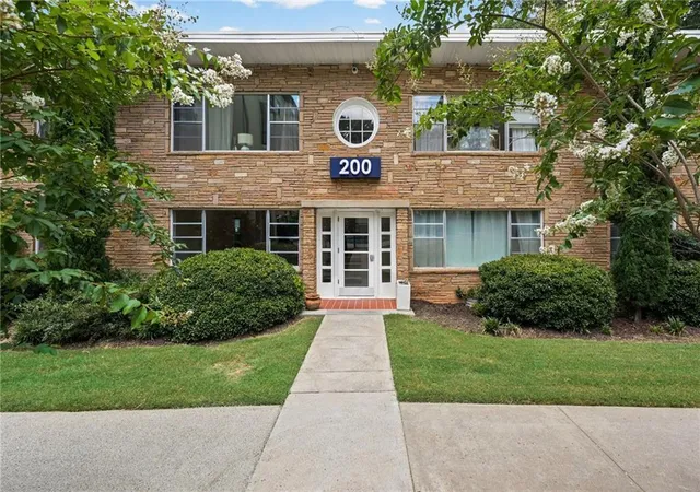 Listing Photo 3 - Condo for sale in building located at 2240 Cheshire Brg Rd Ne, Atlanta, GA 30324 - Unit #207