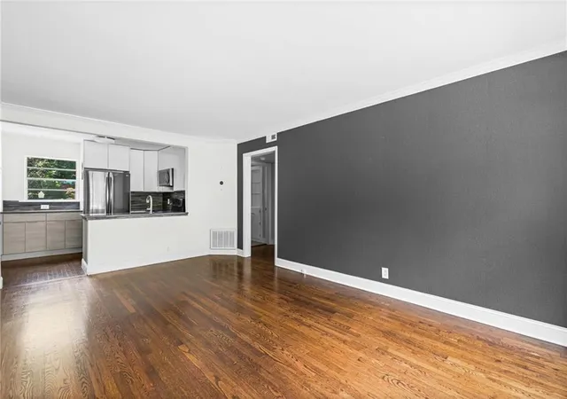 Listing Photo 4 - Condo for sale in building located at 2240 Cheshire Brg Rd Ne, Atlanta, GA 30324 - Unit #207
