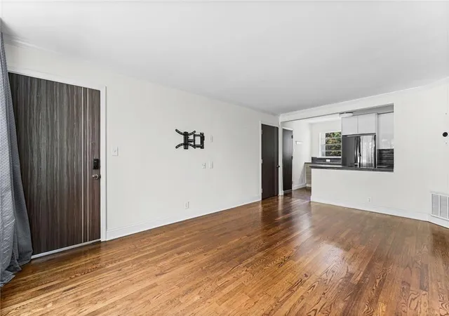 Listing Photo 5 - Condo for sale in building located at 2240 Cheshire Brg Rd Ne, Atlanta, GA 30324 - Unit #207