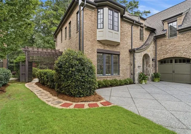 Photo 4 of Townhouse for sale at 4584 Woodlawn Gates Ln, Marietta, GA 30068 | MLS# 7804711 | Listing updated on 2026-09-10
