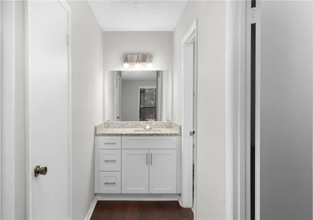 Listing Photo 2 - Condo for sale in building located at 603 Smt N Dr NE, Atlanta, GA 30324 - Unit #