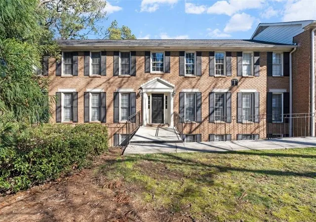 Listing Photo 2 - Condo for sale in building located at 1101 Collier Rd Nw, Atlanta, GA 30318 - Unit #T5