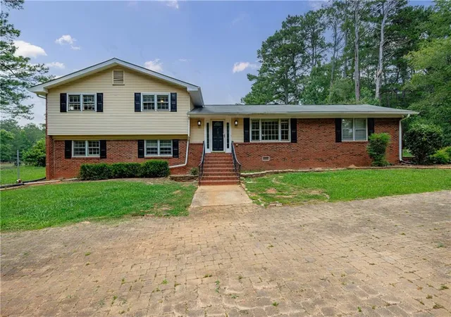 2nd image of 115 Brookshire Dr, Fayetteville, GA 30215 | MLS# 7799538