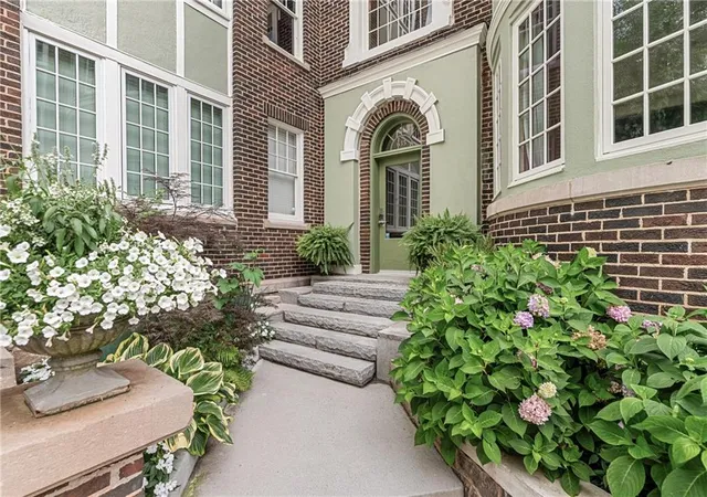 Listing Photo 2 - Condo for sale in building located at 635 Myrtle St NE, Atlanta, GA 30308 - Unit #2