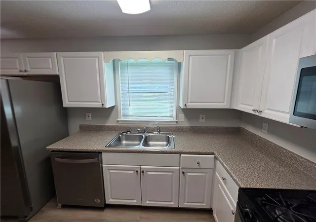 Photo 3 of Single family home for sale at 17 Winchester Dr, Euharlee, GA 30145 | MLS# 7828895 | Listing updated on 2026-09-11