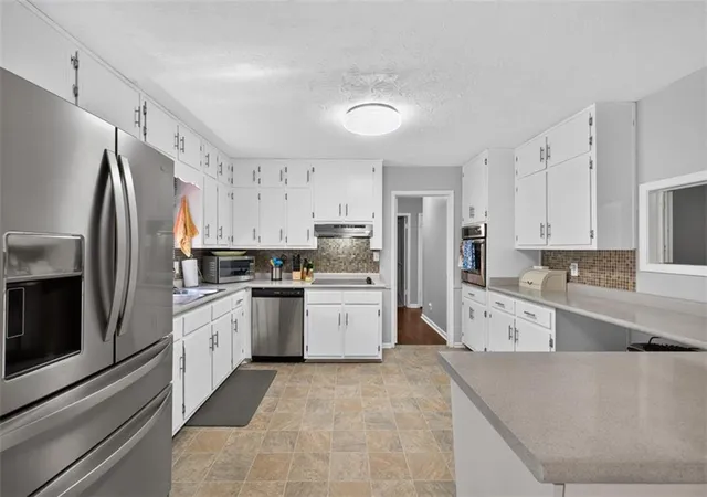 3rd image of 1561 Bentwood Dr Sw, Lilburn, GA 30047 | MLS# 7801055