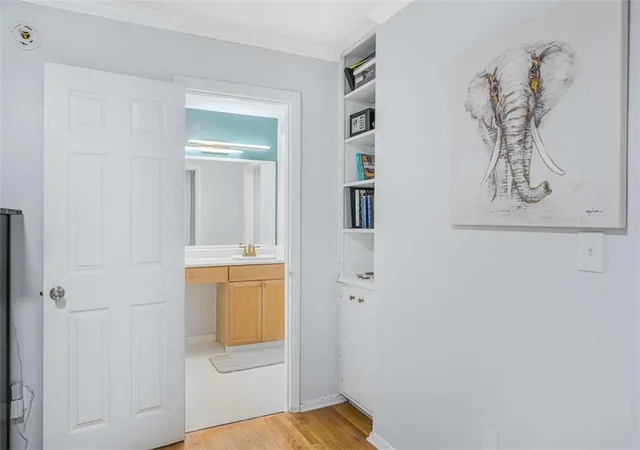 Listing Photo 2 - Condo for sale in building located at 1150 Collier Rd, Atlanta, GA 30318 - Unit #25D