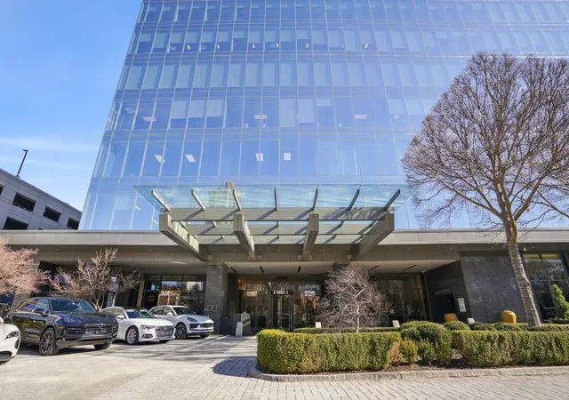 3rd image of 3630 Peachtree Rd Ne #2404, Atlanta, GA 30326 | MLS# 7785016