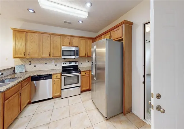 2nd image of 1640 Riverchase Cir Ne, Conyers, GA 30013 | MLS# 7805801