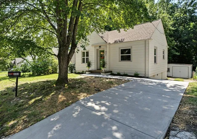 2nd image of 804 Berkeley Ave Nw, Atlanta, GA 30318 | MLS# 7824286