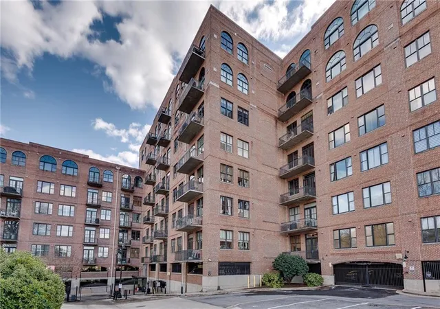 Listing Photo 2 - Condo for sale in building located at 3235 Roswell Rd Ne, Atlanta, GA 30305 - Unit #602