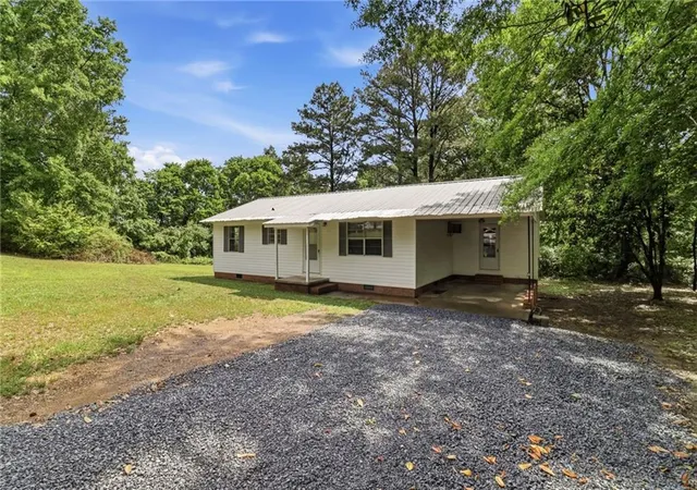 Homes for sale in Calhoun, GA | 318 Circle Dr, Calhoun, GA 30701 | MLS# 7776226