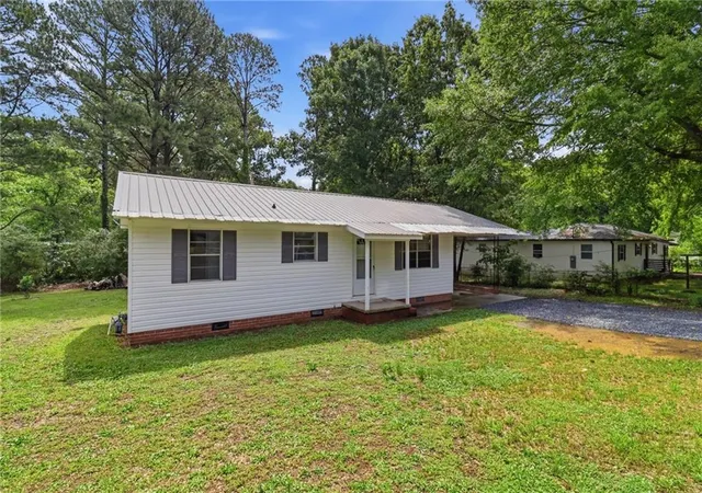 Homes for sale in Calhoun, GA | 318 Circle Dr, Calhoun, GA 30701 | MLS# 7776226