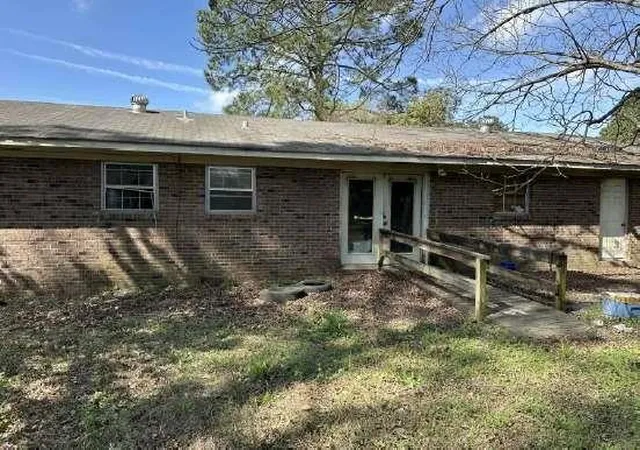 Photo 1 of Sale Pending at 111 Fairlane Dr, Eufaula, AL 36027 | MLS# 7852929 | Listing updated on 2026-10-26