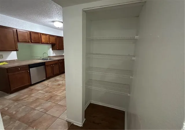Listing Photo 4 - Condo for sale in building located at 913 Seasons Pkwy, Norcross, GA 30093