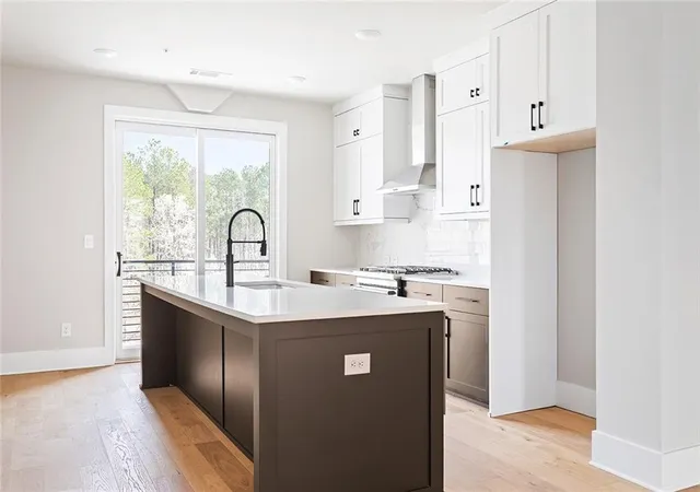 Listing Photo 4 - Condo for sale in building located at 7230 Smt Pl, Alpharetta, GA 30009