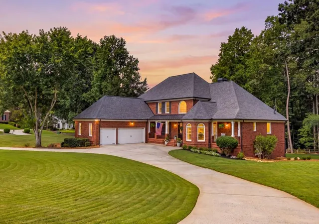 Photo 2 of Single family home for sale at 190 Oakhurst Leaf Dr, Alpharetta, GA 30004 | MLS# 7816923 | Listing updated on 2026-08-17