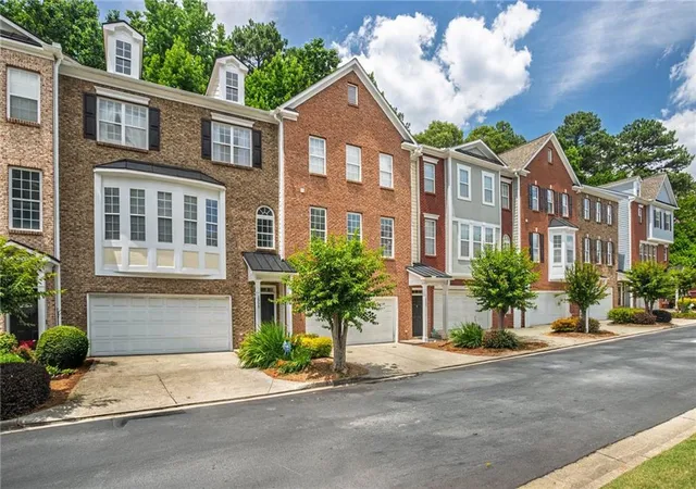 Listing Photo 3 - Condo for sale in building located at 2960 Wintercrest Dr, Atlanta, GA 30360