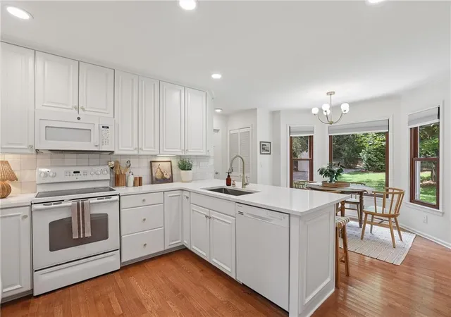 Photo 3 of Sale Pending at 235 Carriage Station Cir, Roswell, GA 30075 | MLS# 7821965 | Listing updated on 2026-09-07