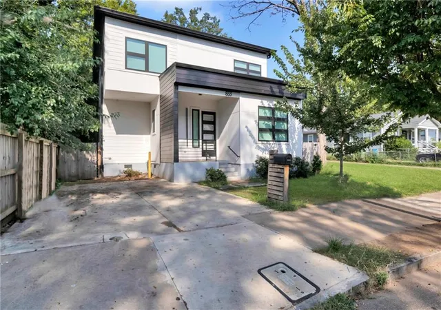 Photo 1 of Single family home for sale at 833 Humphries St, Atlanta, GA 30310 | MLS# 7828457 | Listing updated on 2026-08-30