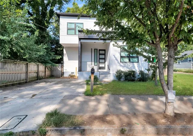 Photo 2 of Single family home for sale at 833 Humphries St, Atlanta, GA 30310 | MLS# 7828457 | Listing updated on 2026-08-30