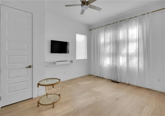 Photo 4 of Single family home for sale at 833 Humphries St, Atlanta, GA 30310 | MLS# 7828457 | Listing updated on 2026-08-30
